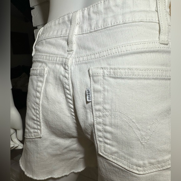 Levi’s | White Tab Shorts - Picture 6 of 11